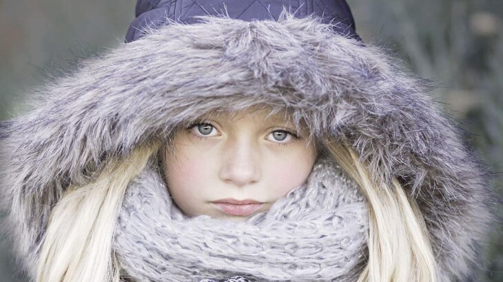 Dziewczynka w szaliku i kurtce zimowej