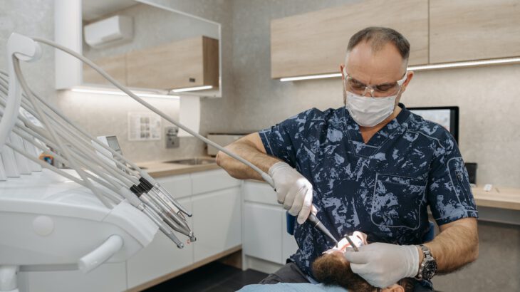Mężczyzna jest na wizycie u dentysty