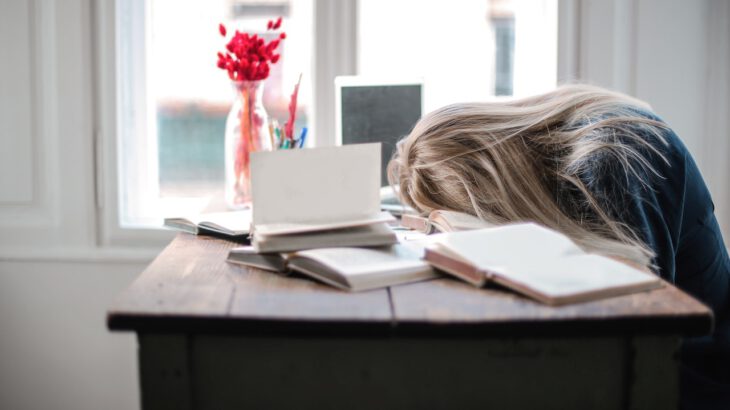 Ciągle zmęczona kobieta zasnęła przy biurku w pracy